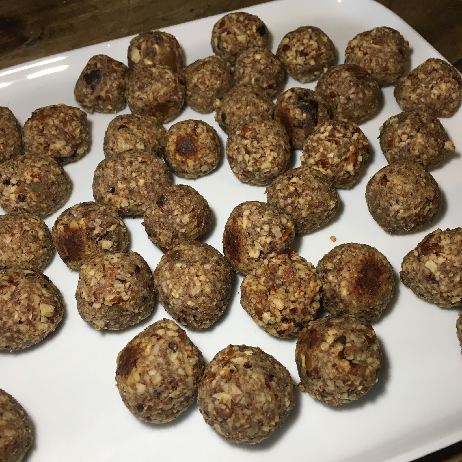 Ein Stück heile Welt : Pekannuss-Dattel-Kugeln Ein Stück heile Welt : Pekannuss-Dattel-Kugeln