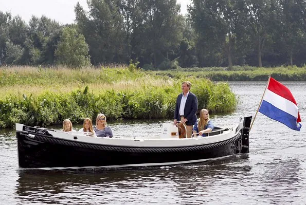 King Willem-Alexander, Queen Maxima, Crown Princess Amalia, Princess Alexia and Princess Ariane. wore dress style