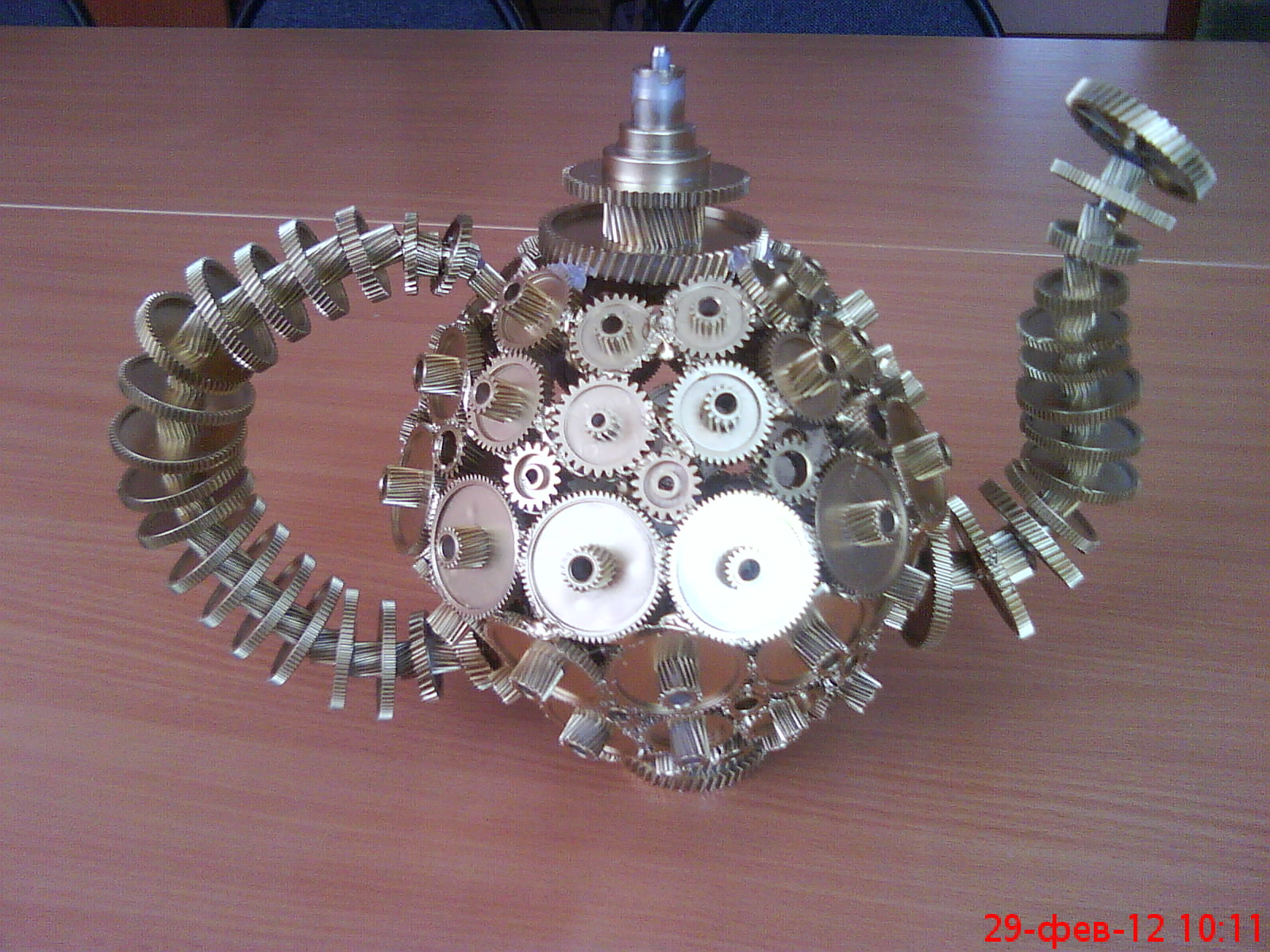 Автомобиль из шестеренок
