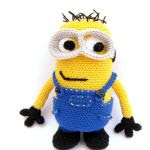 http://elhogardelaslanas.com/2014/02/26/patron-amigurumi-para-tejer-un-minion/