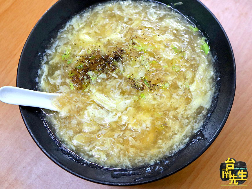 台南煎餃／1人小店現點現煎／霸王級尺寸挑戰台南最大顆／手工現包自製麵皮與內餡／親自上市場採買食材／獨家特調香辣醬／價格親民100元吃飽吃滿還有找