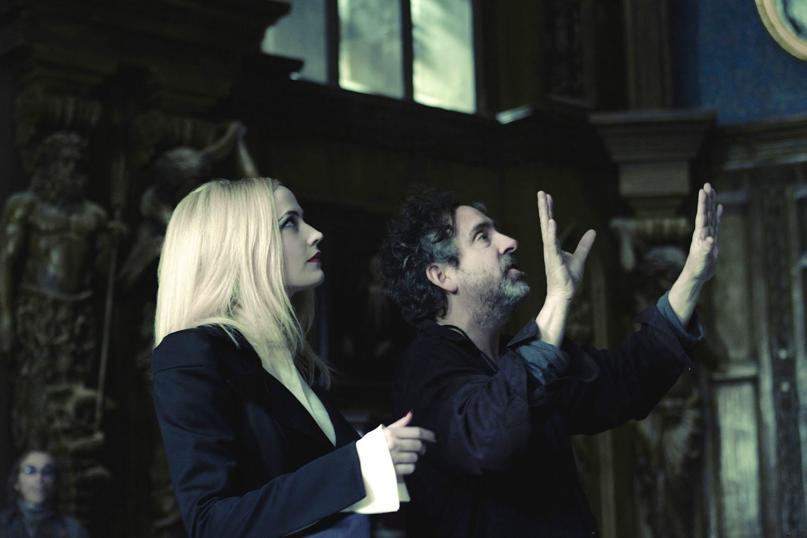 http://1.bp.blogspot.com/-HchJ_sSz-F0/T5V9zui5OLI/AAAAAAAAEL8/swMZS92dfx0/s1600/Dark-Shadows-photo-Eva-Green-Tim-Burton.jpg