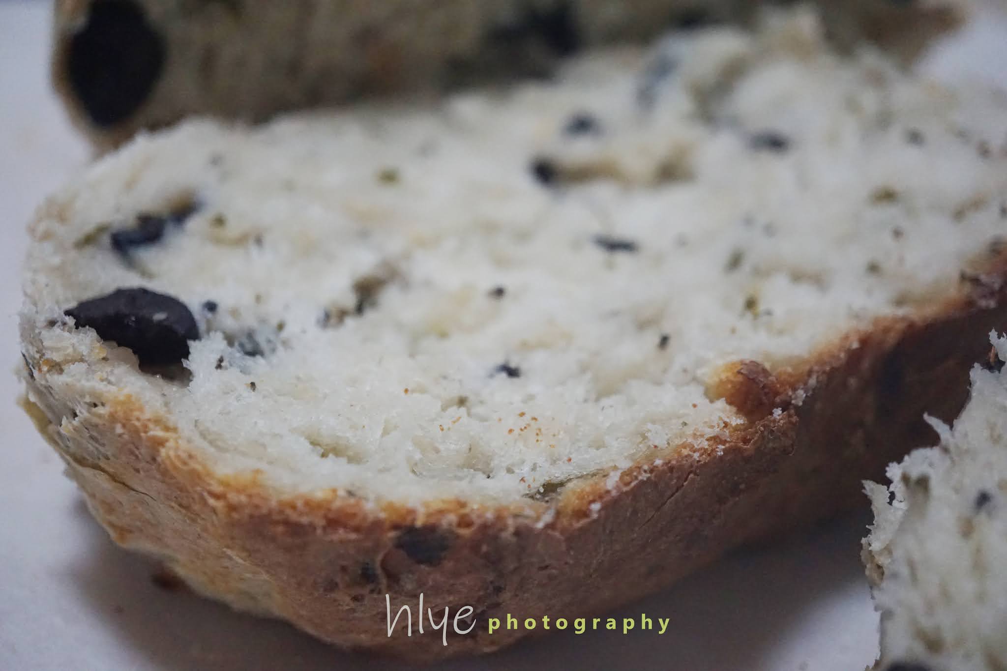 脆皮意大利面包配橄榄油和橄榄照片摄影图片_ID:120696907-Veer图库