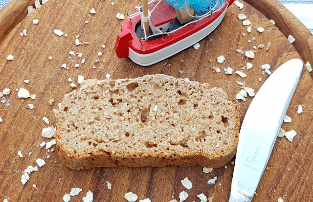 Rezept: Blitzschnelles Haferflockenbrot ohne Gehenlassen. In der Kastenform ist dieses Brot schnell gebacken und schmeckt auch Kindern hervorragend, weil es saftig und locker ist.