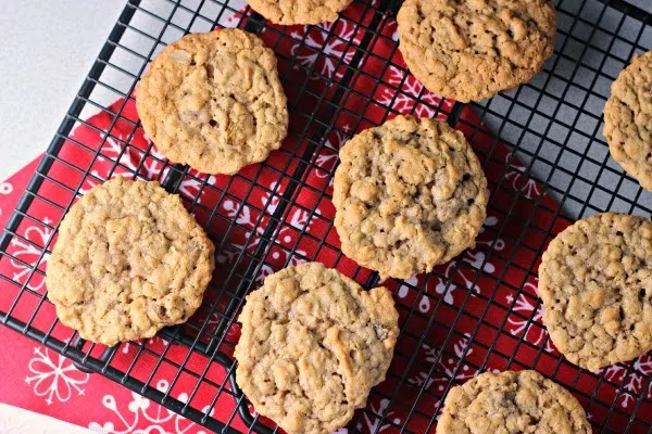 Spiced Oatmeal Raisin Cookies | a twist on the classic cookie! 