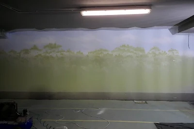 artystyczne malowanie lasu na ścianie, mural 3d dżungla, malowanie dżungli