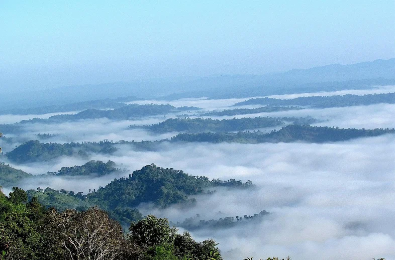 Mendaki gunung adalah kegiatan populer di Distrik Bandarban.