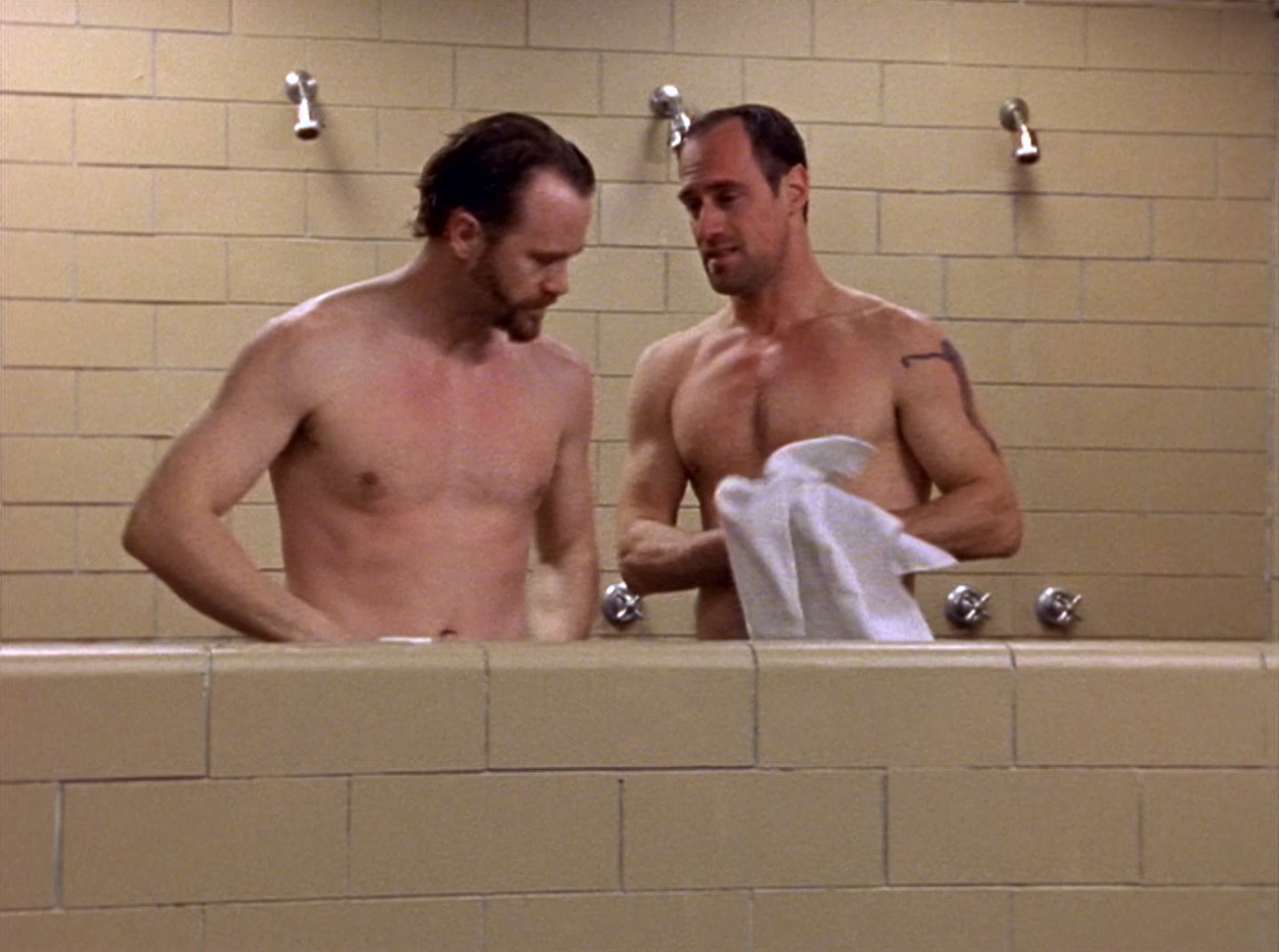 Lee Tergesen & Christopher Meloni in Oz S02E06 (2) .