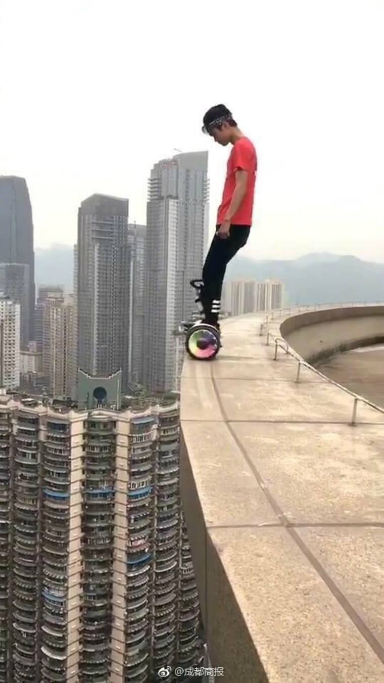 Daredevil Unintentionally Captures His Own Death While He Falls From Skyscraper