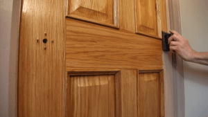 aplicando-verniz-na-madeira-Foto