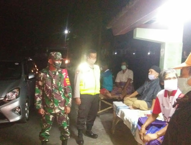 Patroli Malam Hari Babinsa Himbau Warga Patuhi Protokol Kesehatan