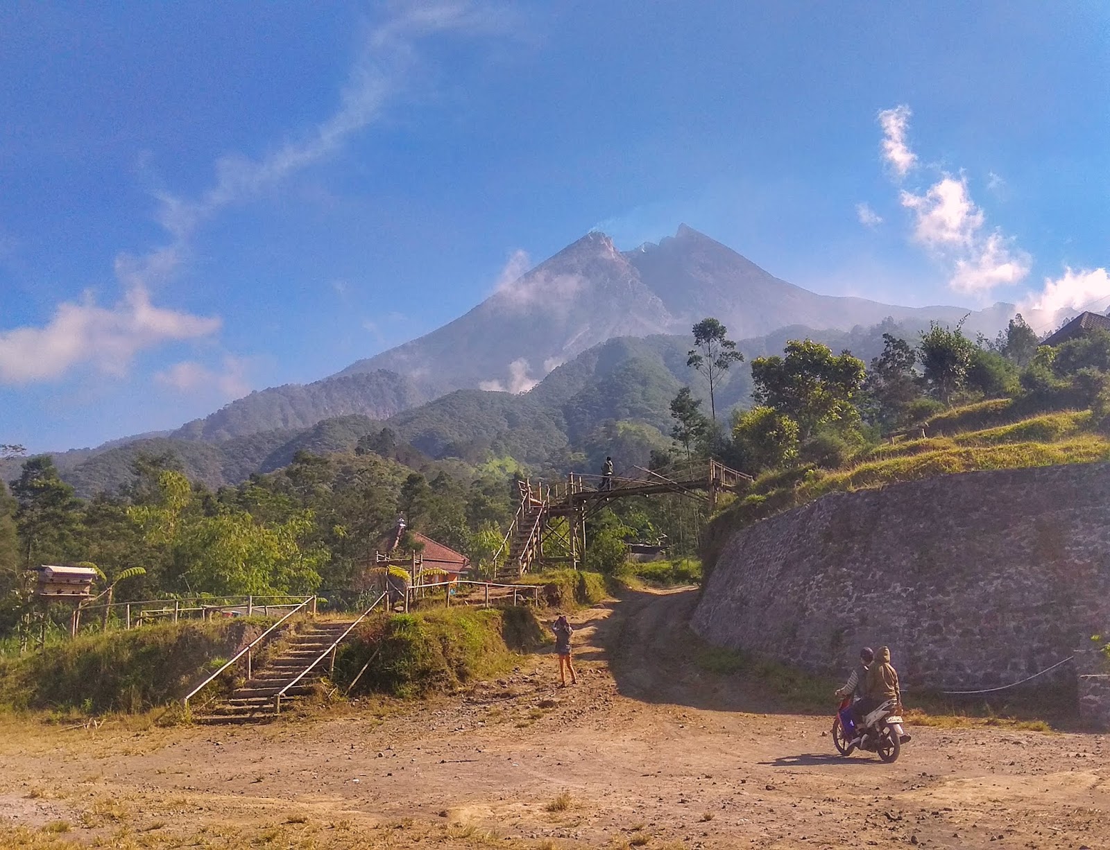 Melihat Kegagahan Gunung Merapi dari Bukit Klangon - Your Traveling bae
