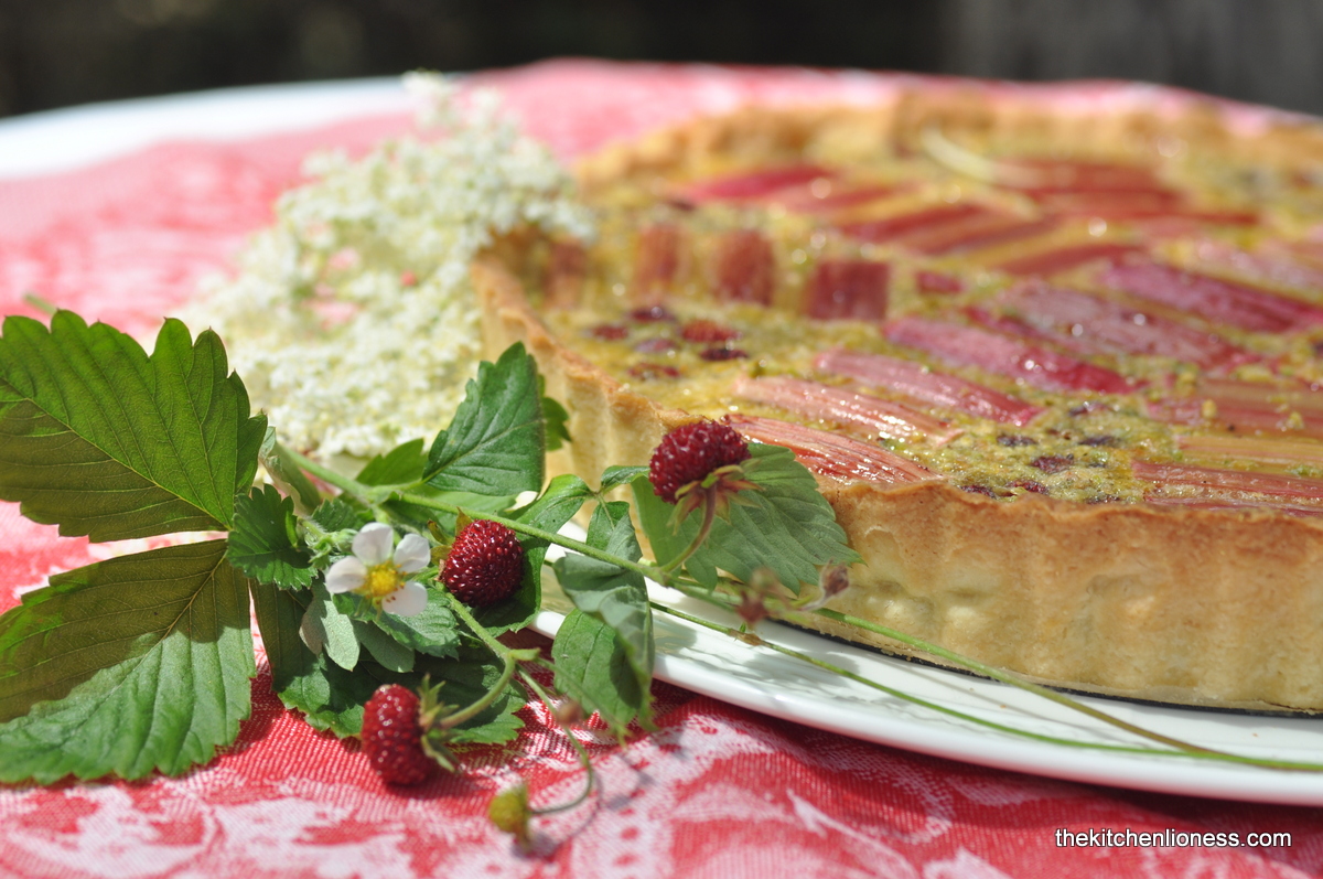 The Kitchen Lioness: Red Rhubarb &amp; Wild Strawberry Tart l Rote ...