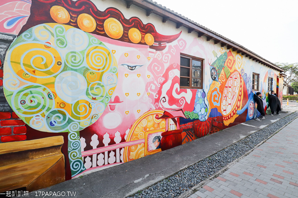 桂花巷藝術村有多位藝術家創作，春節彩色燈籠高掛，順遊鹿港老街