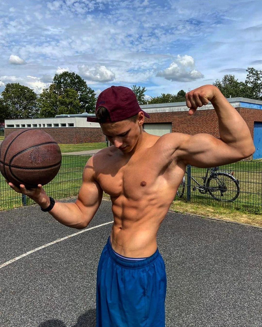 cuteteenabsmikasoltaushirtlessbadboysyoungfitbasketballplayer