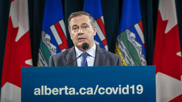 Face à la crise de la quatrième vague, le premier ministre de l'Alberta, Jason Kenney, annonce un système de passeport vaccinal et de nombreuses restrictions de santé publique