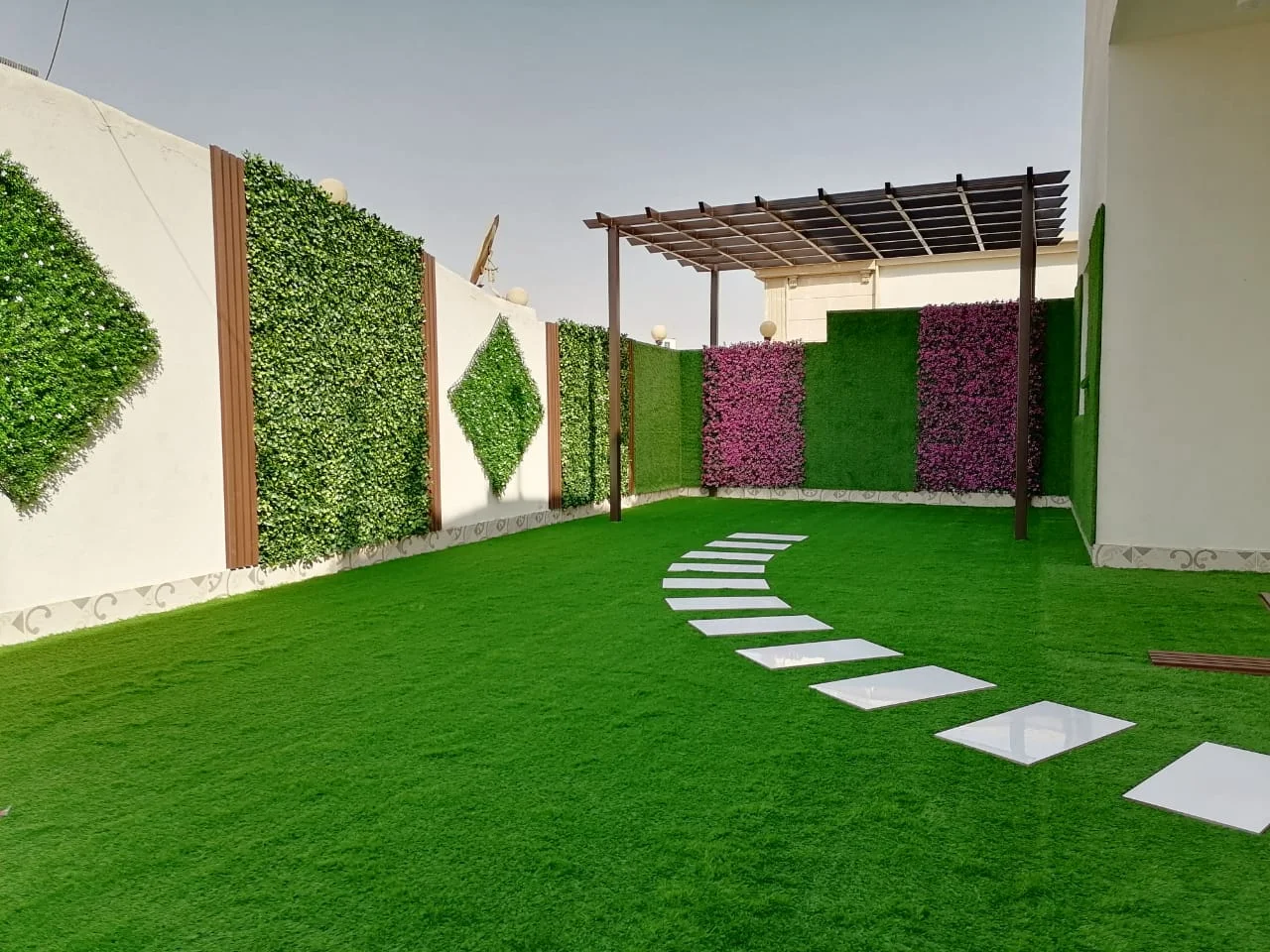 تنسيق حدائق منزلية بالعشب الصناعي نجيل صناعي كثيف بالرياض