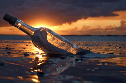 Μπουκάλια στη θάλασσα με διάφορα μηνύματα