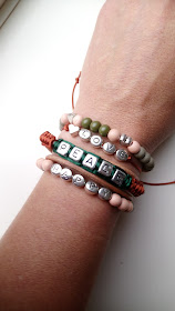 Armbandenset met letterkralen