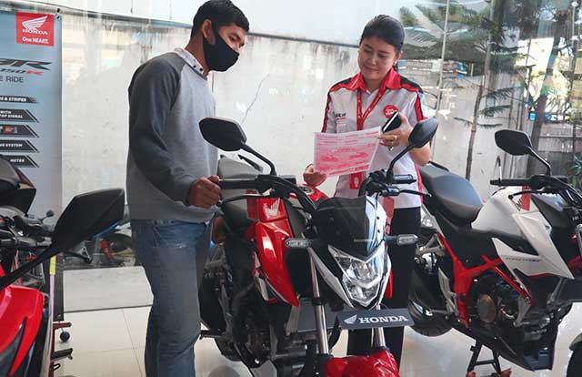 Honda CB150R di showroom Jalan Veteran Padang
