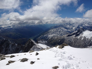 z.B. der Tiefblick ins Rhonetal