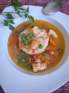 Guiso con merluza y gambón.