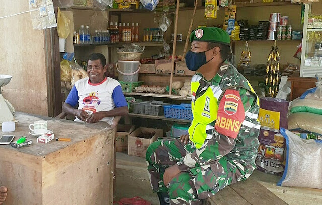 Lakukan Komsos, Babinsa Edi Sufriyadi Minta Pedagang Kelontong Sediakan Tempat Cuci Tangan dan Sabun Lakukan Komsos, Babinsa Edi Sufriyadi Minta Pedagang Kelontong Sediakan Tempat Cuci Tangan dan Sabun