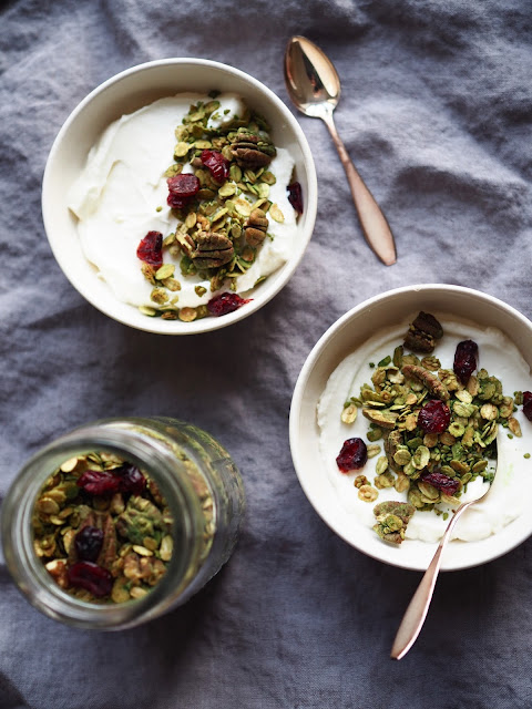 Granola-karpaloilla, itse-tehty-mysli, paahdettu-siemenmysli, matcha-mysli, teellä-maustettu-mysli, matchalla-maustettu-mysli, self-made-granola, granola-with-matcha-powder, matcha-flavored-granola