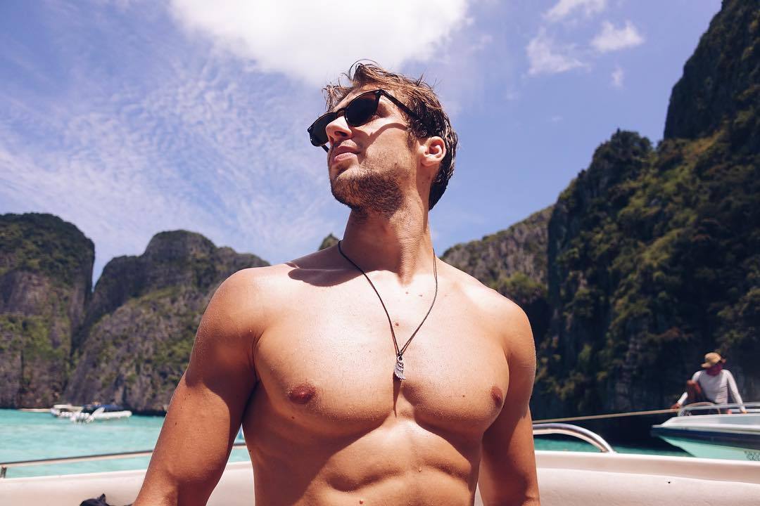 handsome-summer-dude-shirtless-body-sunglasses-pecs