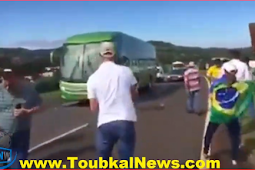 بالفيديو الجماهير البرازيلية تستقبل منتخبها بالبيض والحجارة