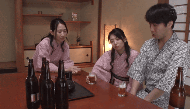 출장 마지막 날 여자 상사 두 사람과 한 방을 씀 - 디쁠