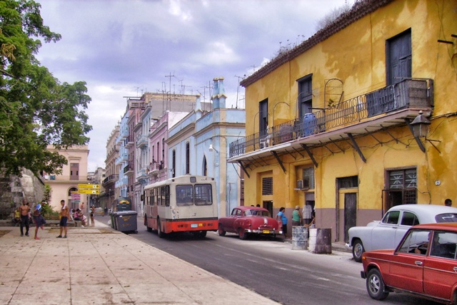 Un autobús de Málaga en las calles de La Habana