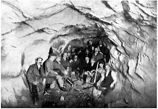 Obreros Italianos al interior del túnel.