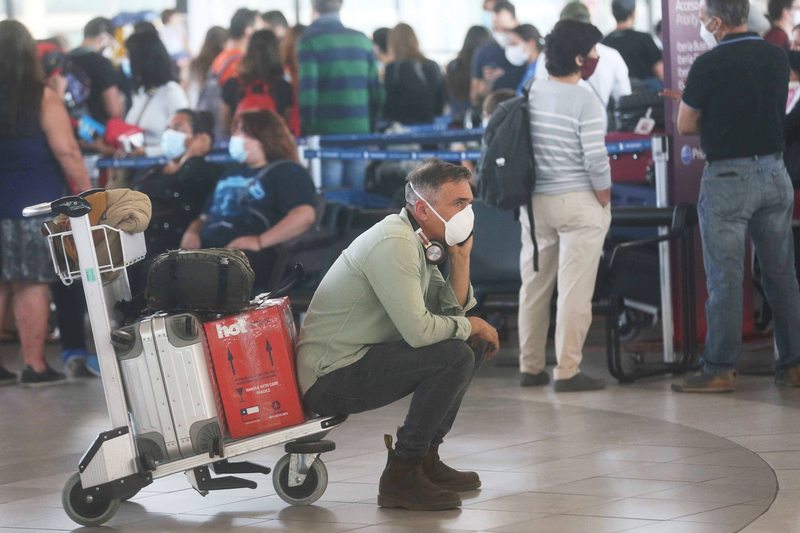 Pasajeros reclamaron por largas filas, sin distanciamiento, en el aeropuerto