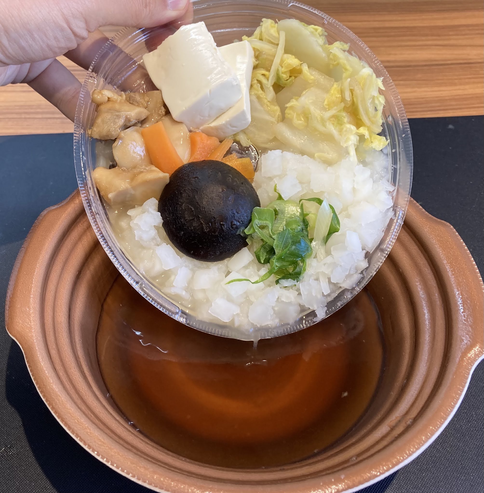 実食 １ ２日分の野菜出汁香るみぞれ鍋 セブン レビュー カロリー糖質は コンビニ研究本部新ジャンル調査室 コンビニ サラリーマン総研 最新コンビニグルメがわかるブログ