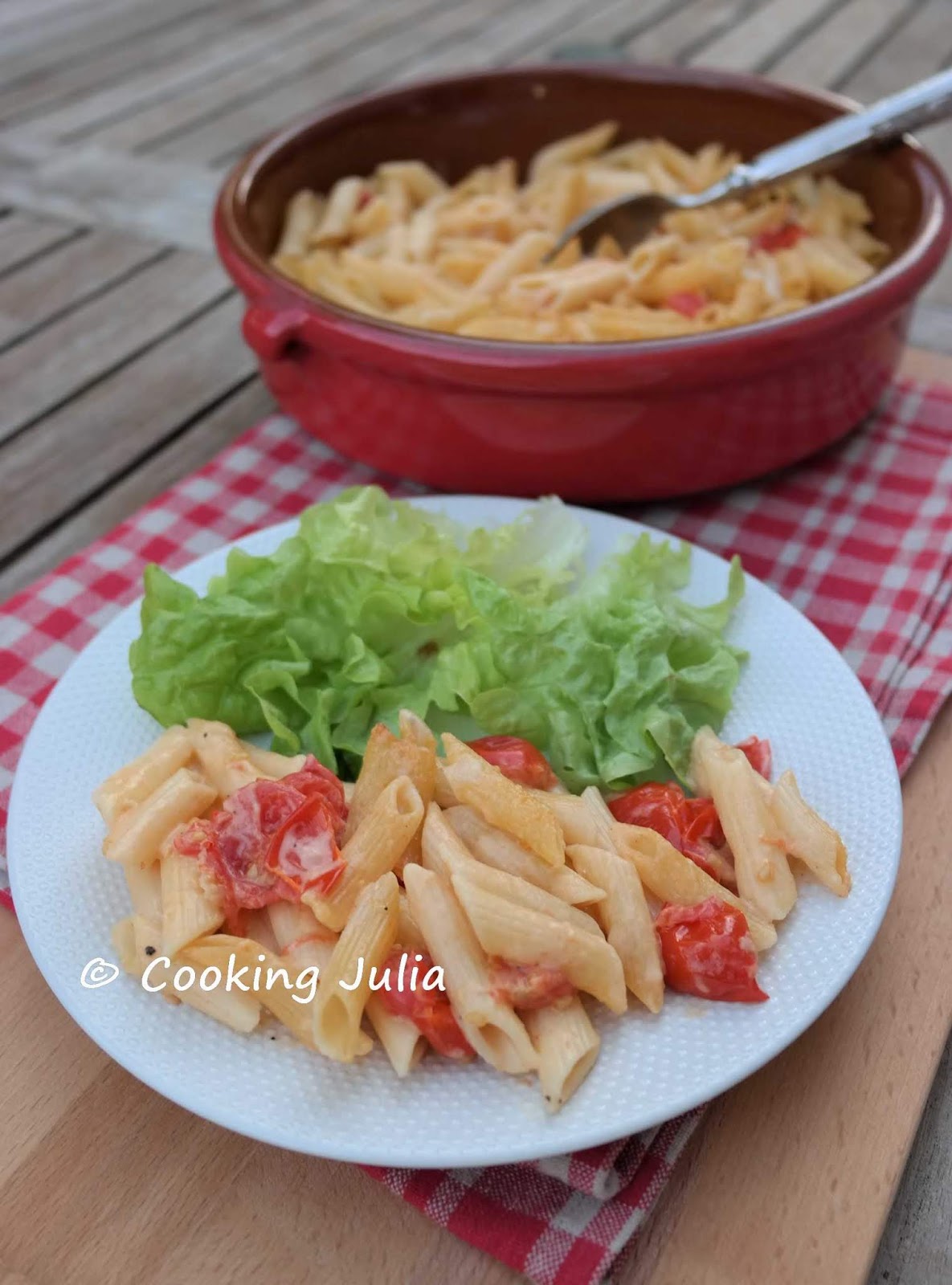 COOKING JULIA PÂTES À LA SAUCE AUX TOMATES CERISES ET PARMESAN