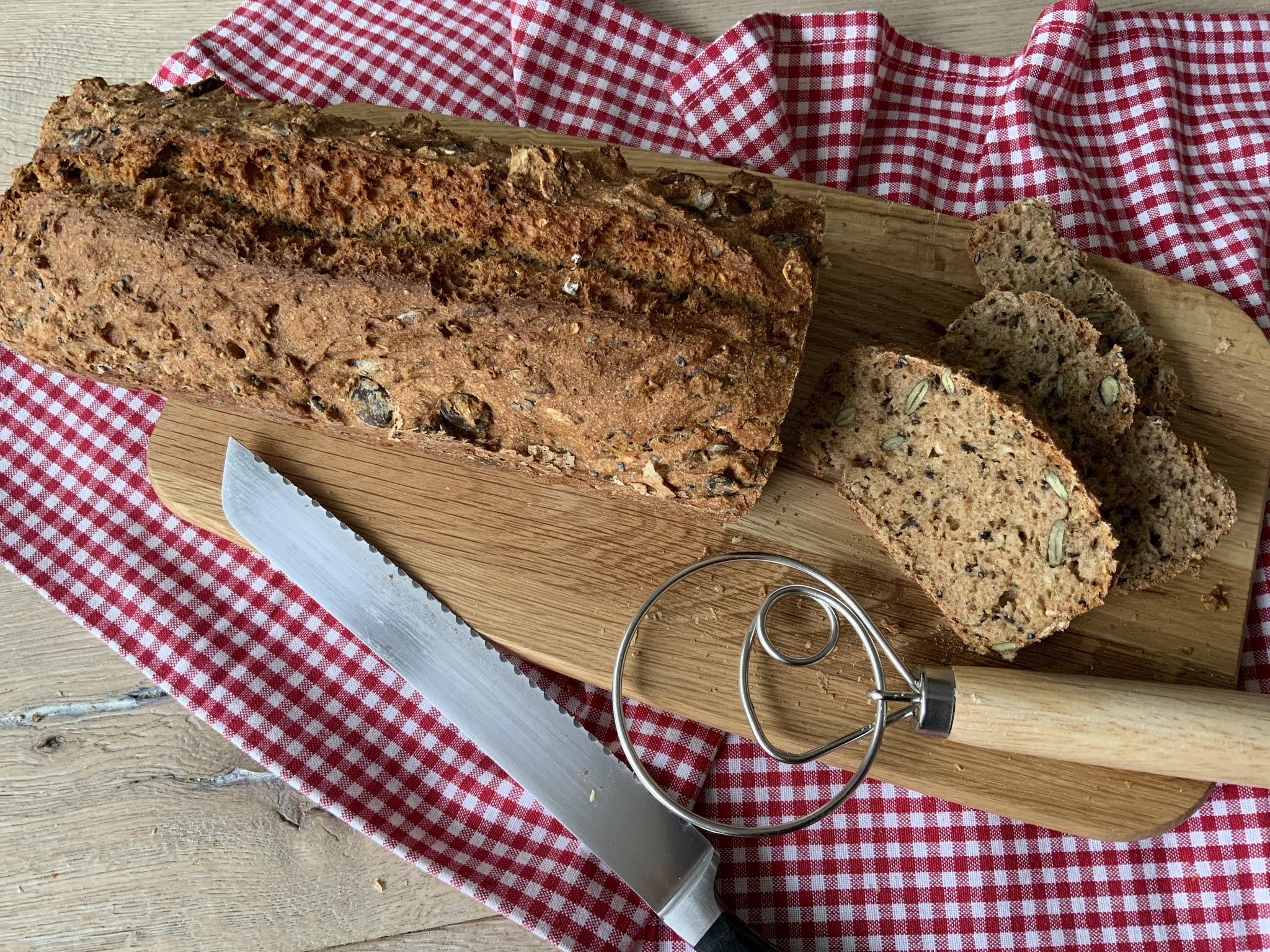 Dinkel-Vollkornbrot mit Körnern - Rezeptra - Food and More