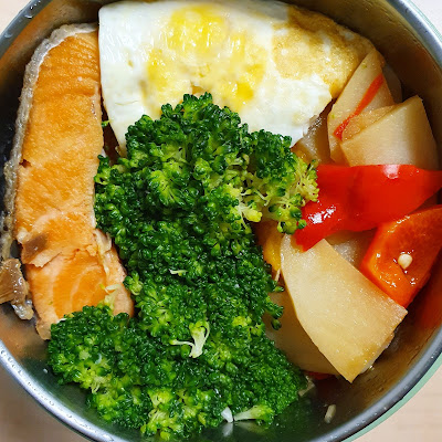 今日午餐：鮭魚、花椰菜、洋芋、水果椒、荷包蛋，2020.12.15