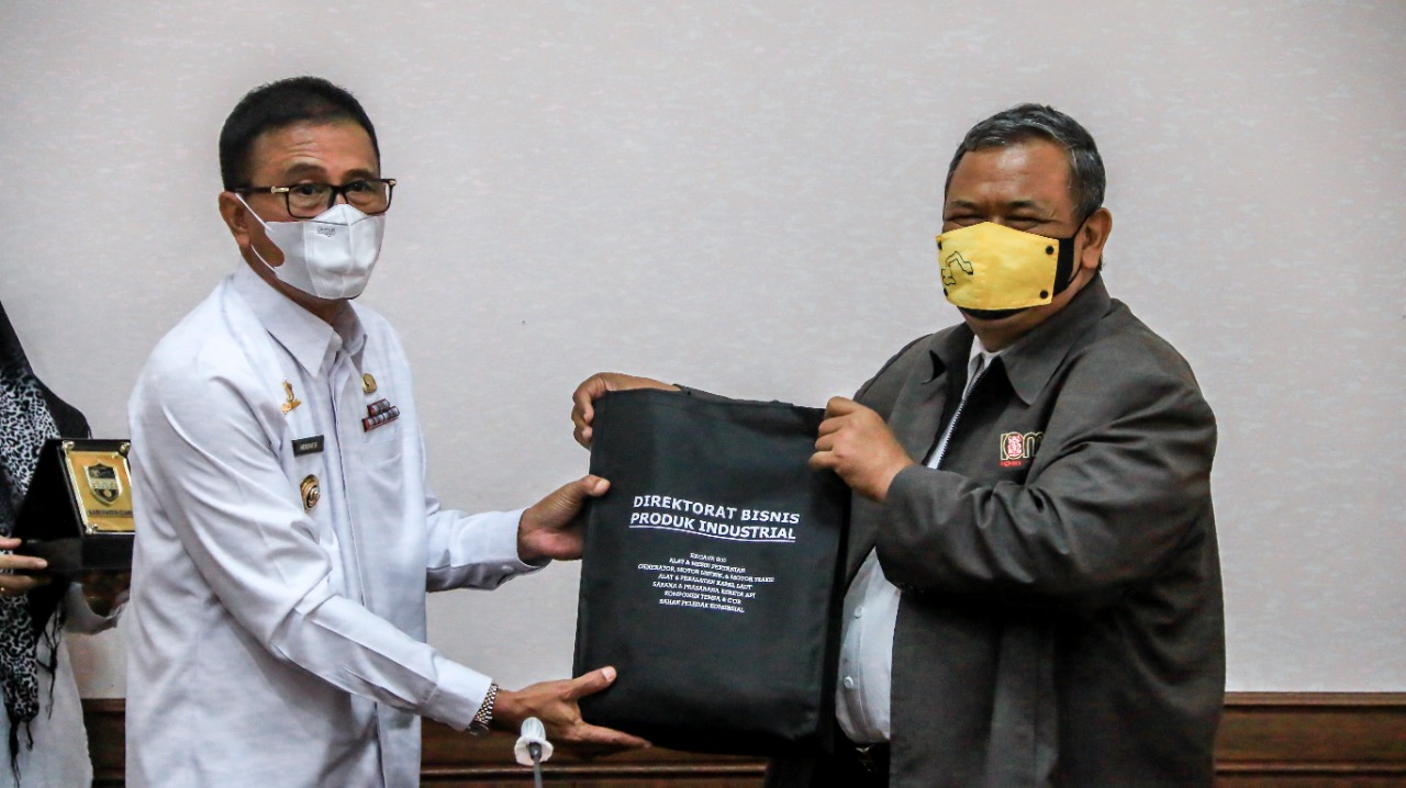 Gambar PT Pindad Tawarkan Bantuan Alat Berat Industrial Pada Bupati Ciamis