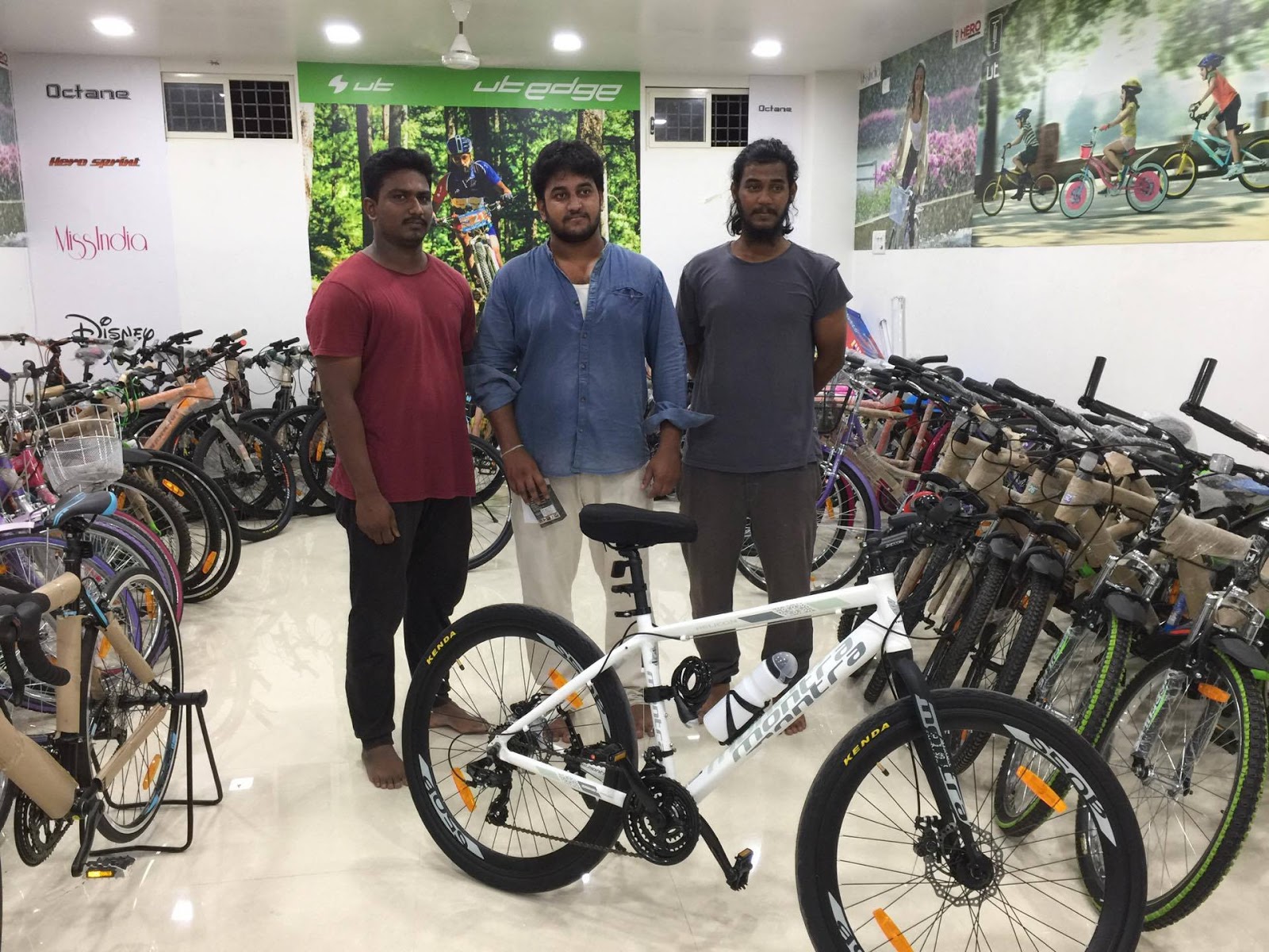 montra helicon white