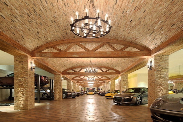 Huge garage in Luxury Villa Del Lago