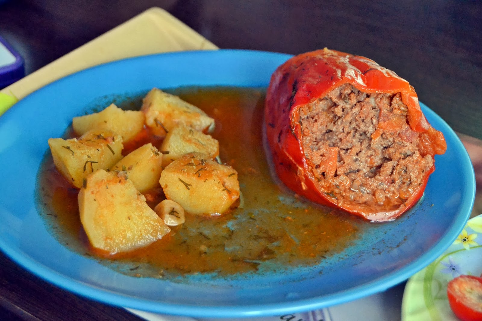 Фаршированные перцы с фаршем и рисом на половину. Фаршированные перцы в томатном соусе. Сколько варятся перцы фаршированные в кастрюле. Перец фаршированный с томатной пастой. Перец фаршированный на сковороде с томатной пастой.