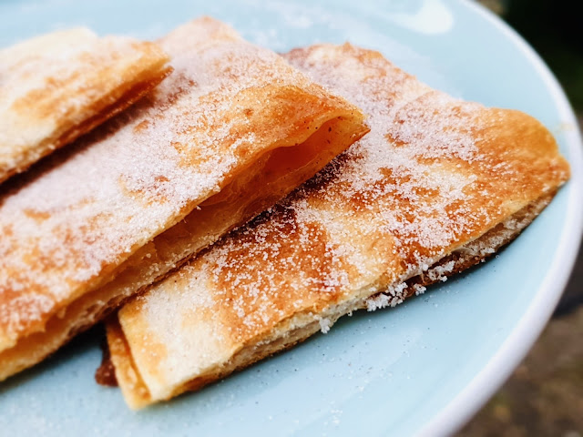 Quesadilla Cu Mere Si Sos Caramel