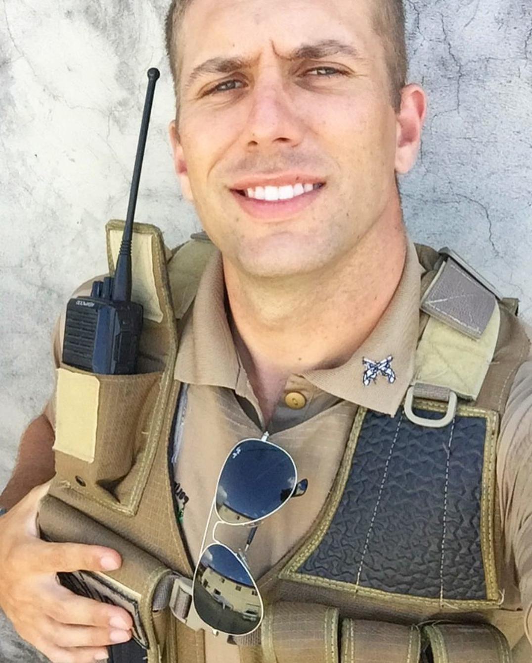 hot-brazilian-men-in-uniform-military-army-hunks-walkie-talkie-sunglasses-beautiful-smile