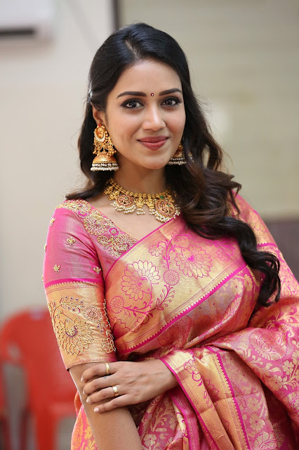 Beauty Galore HD : Nivetha Pethuraj's Saree Photos Hot At CMR Shopping ...