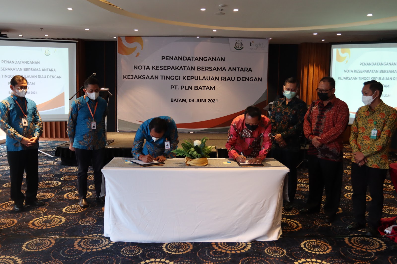 Tingkatkan Sinergitas Selesaikan Permasalahan Hukum, Bright PLN Batam Teken MoU Bersama Kejati Kepri Tingkatkan Sinergitas Selesaikan Permasalahan Hukum, Bright PLN Batam Teken MoU Bersama Kejati Kepri