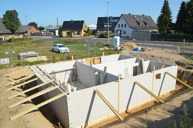 Hausbau Nadine, Max & Alex: Update Keller - Deckenelemente geliefert