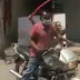Policiais na Índia espancam quem quebra a quarentena