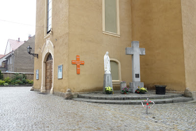 skwer przed kościołem św. Piotra i Pawła