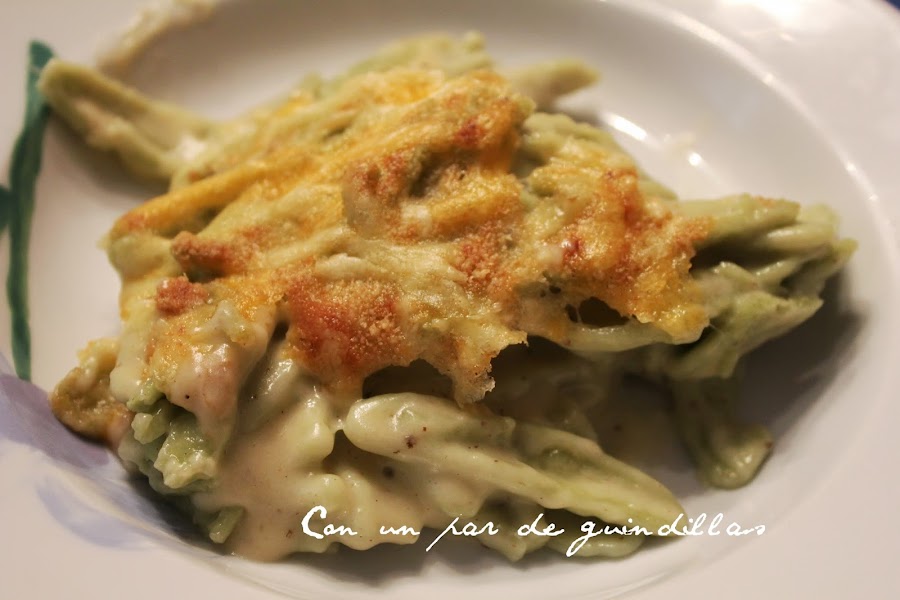 Pasta corta con salsa de queso